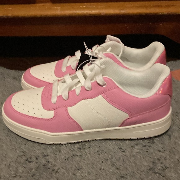 BRAND NEW GIRLS GYM SHOES SIZE 6! NWT! SMOKE FREE HOME! NO BOX! - Picture 2 of 4